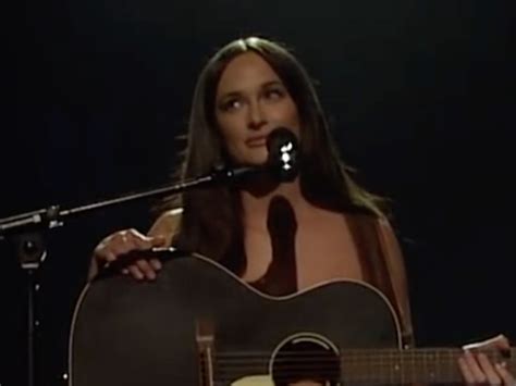 naked female musicians|Kacey Musgraves is the first musician to ever perform fully nude。